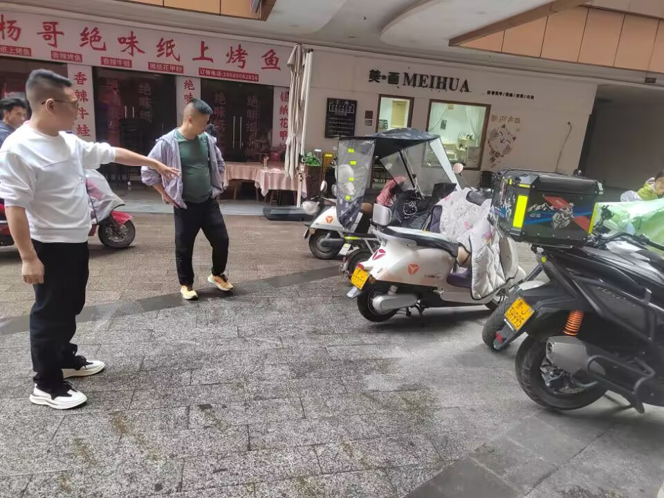 挂村领导到商圈查看情况 (1).jpeg