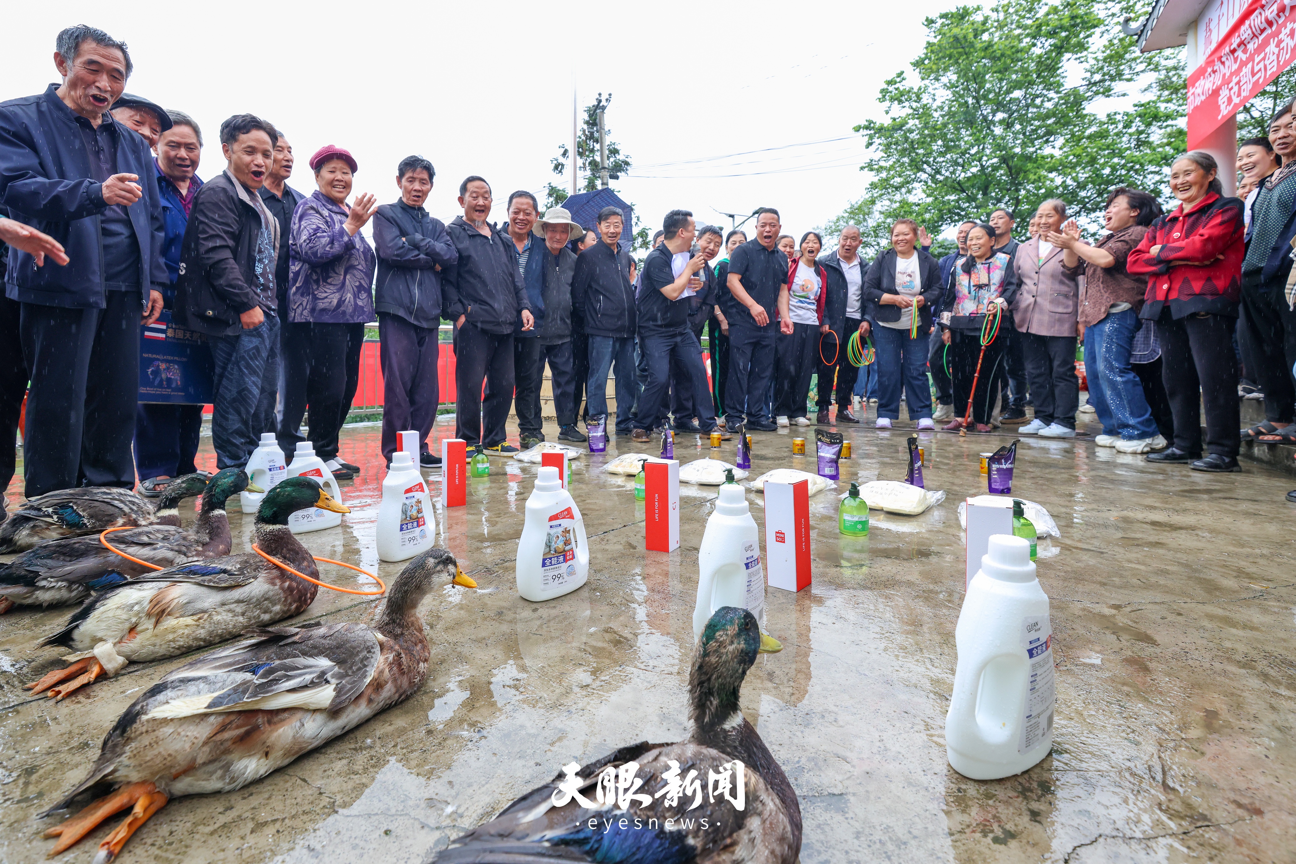 1005937-2026年6月17日，村民在贵州省毕节市七星关区燕子口镇沓苏村套圈。.jpg