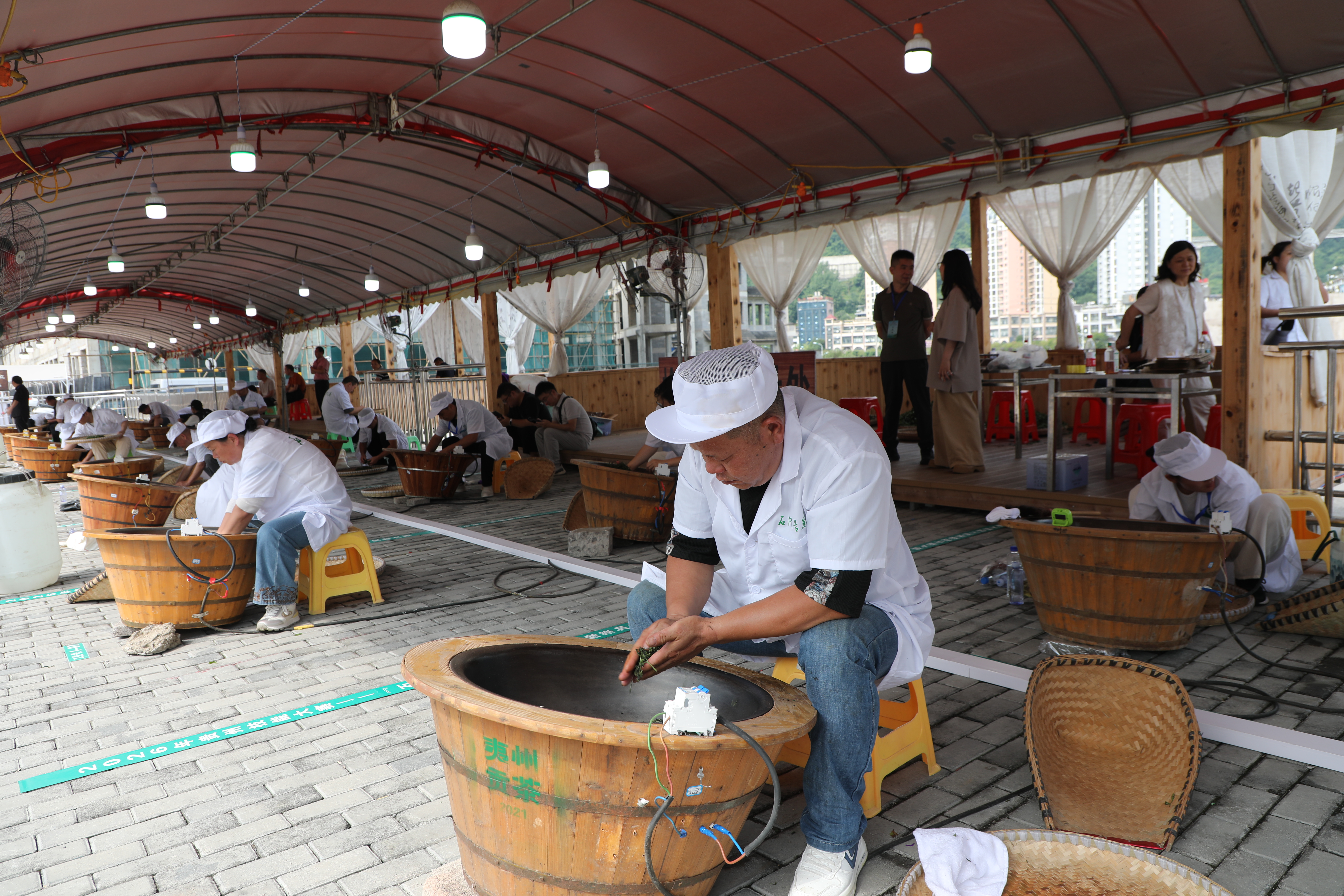 6月27日，在2026年贵州技能大赛——“石阡苔茶杯”第九届古树茶加工技能大赛赛场上，选手们正在炒制古树绿茶。杨文美摄  (2).JPG