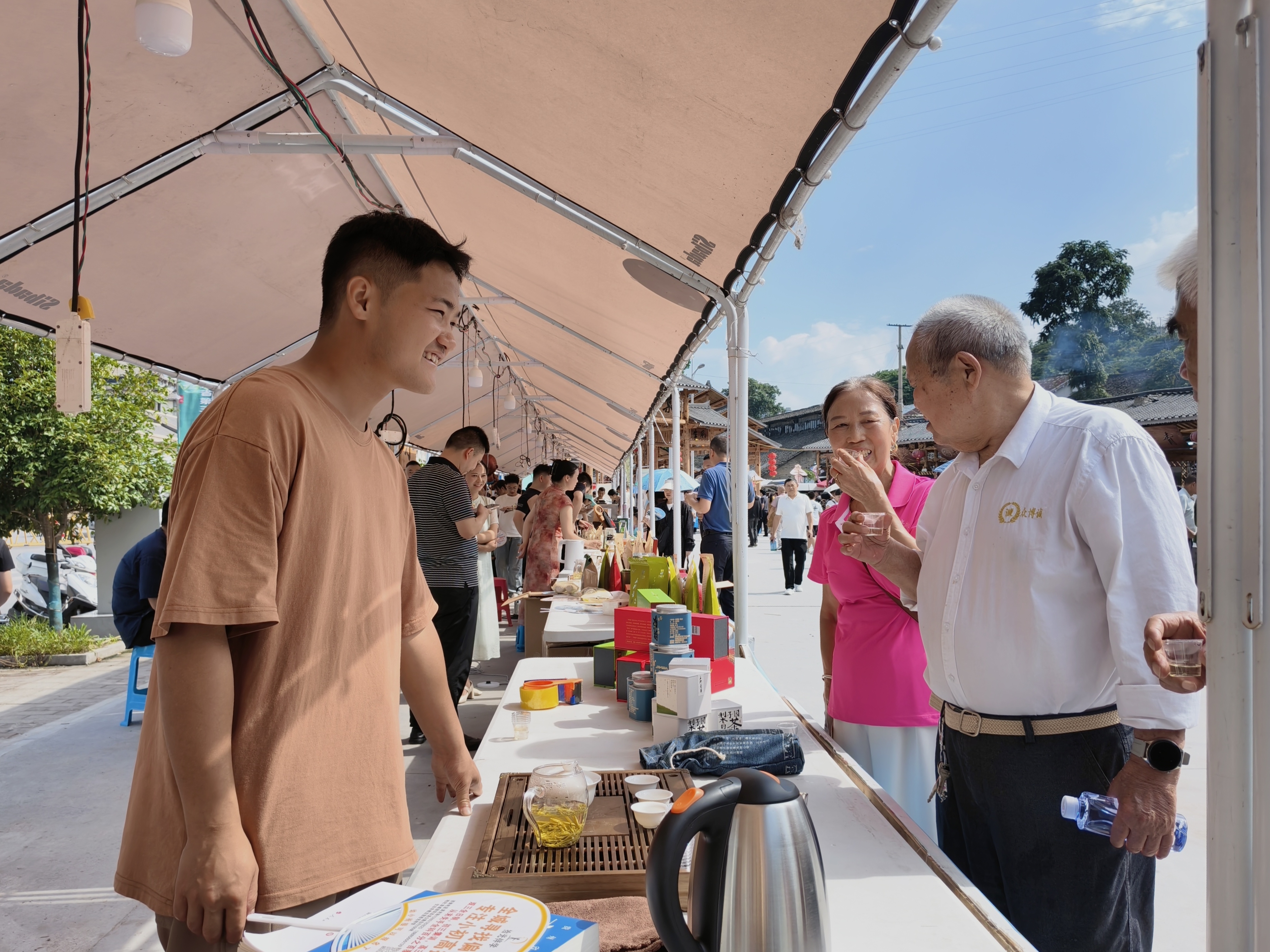 6月27日，2026年贵州技能大赛——“石阡苔茶杯”第三届（工艺）白茶、第九届古树茶加工技能大赛、贵州省第三届（工艺）白茶斗茶赛暨村味夏至活动开幕在石阡村味广场开幕。图为农特产展销区，不少市民游客前来品尝。肖青青摄.jpg
