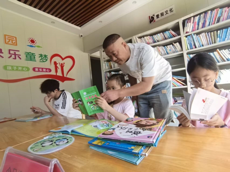 dD0xNzg0NjgzNjgyX3I9ZDM2YTRhZWZfdz04MDBfcT0xMDBfZT1qcGc=.webp 图为:发放书籍_副本.jpg