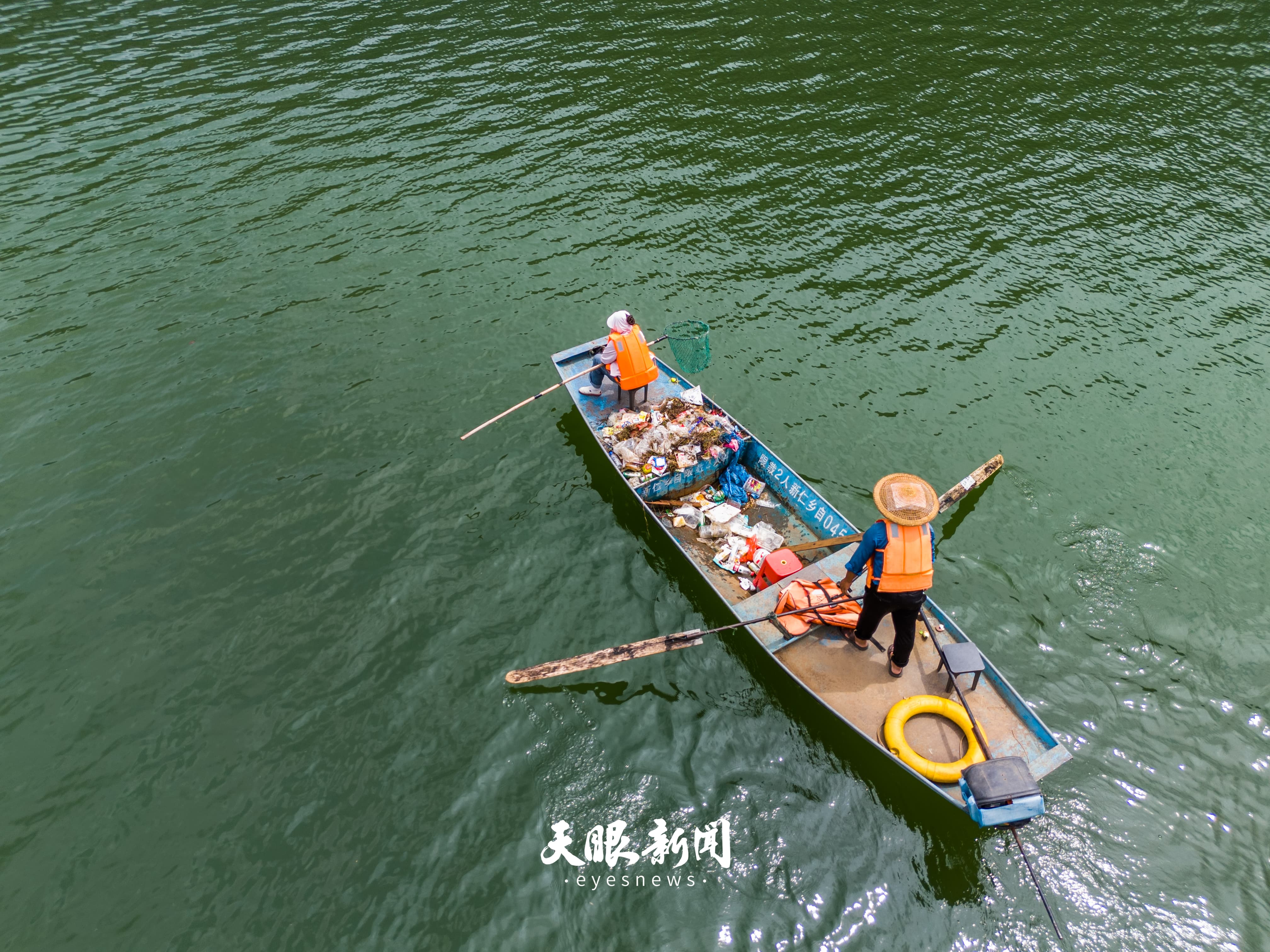 2025年8月20日，在黔西市化屋村，杨清鑫夫妇正在乌江上打捞漂浮物，守护一江清水。罗大富 摄.jpg