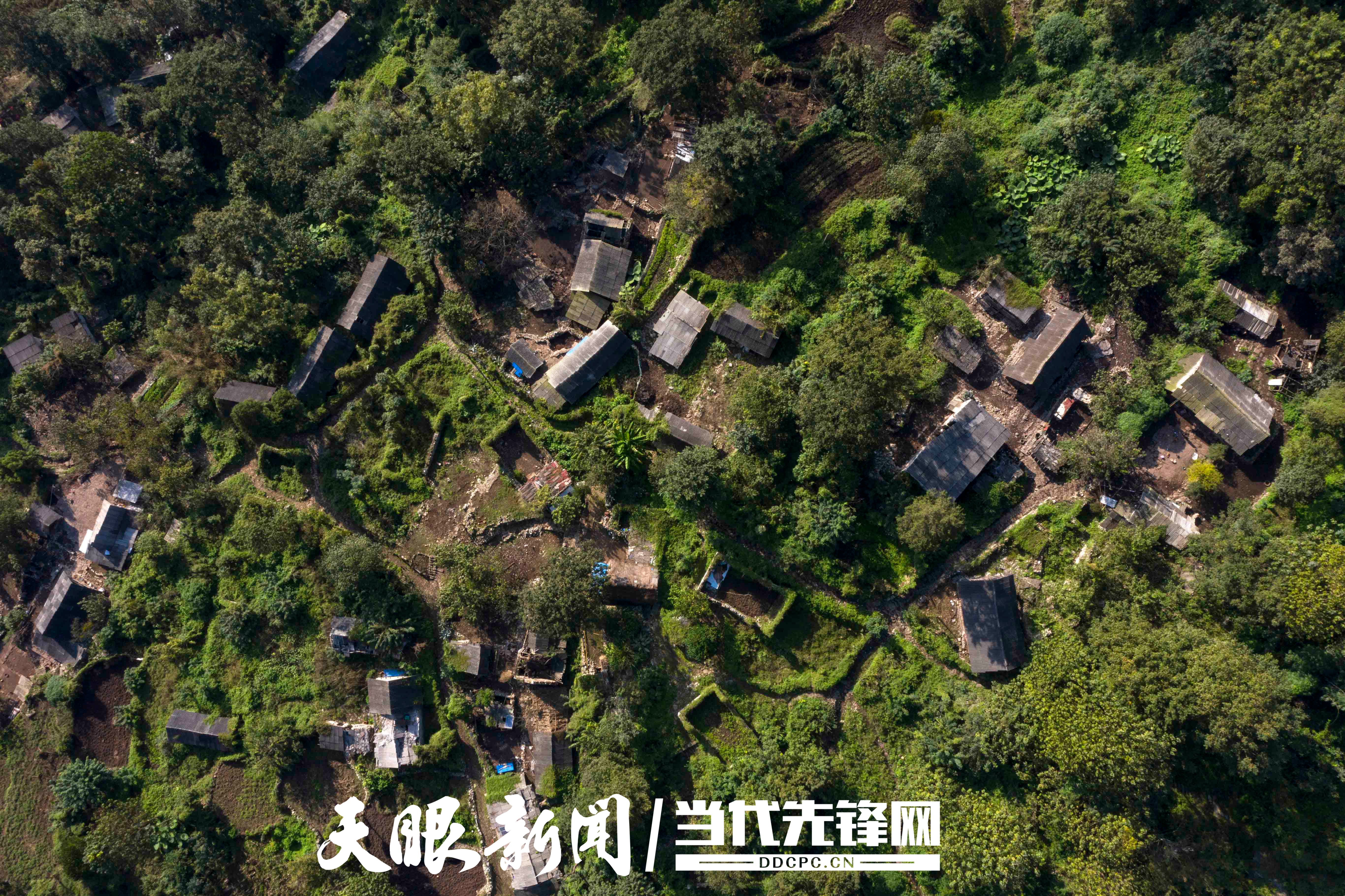 黔西市？新仁苗族乡化屋村搬迁前的麻窝寨。.jpg