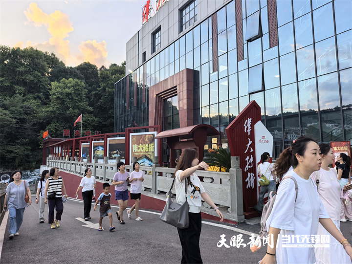伟大转折剧场外.jpg