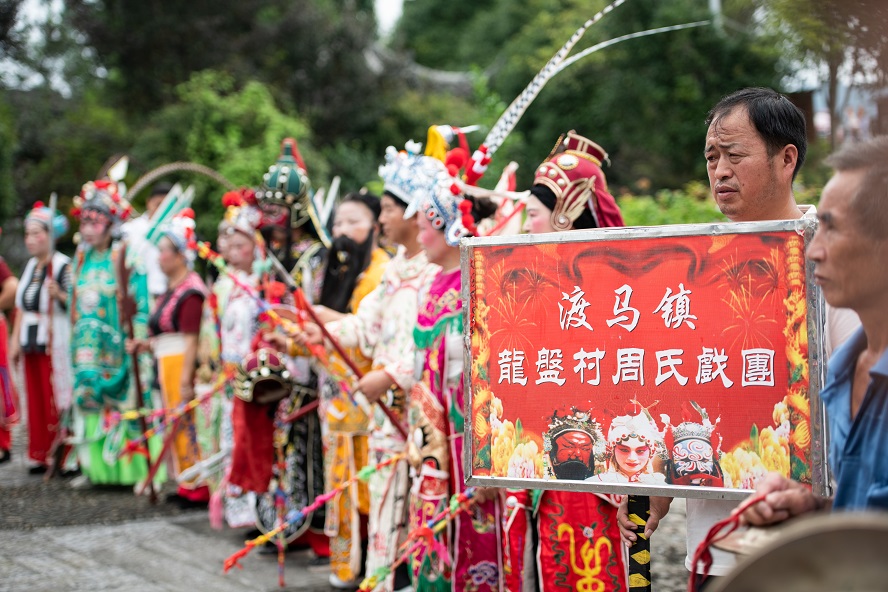 17879110314339.jpg 天柱坌处镇三门塘村侗戏传承人在候场。.jpg