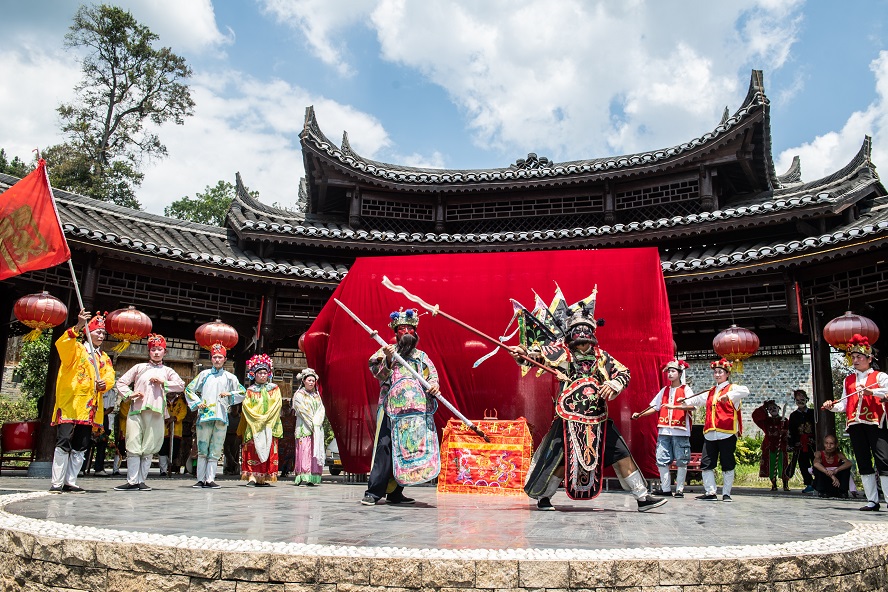 17879110576758.jpg 天柱县三门塘村村歌大赛串场侗戏表演。.jpg