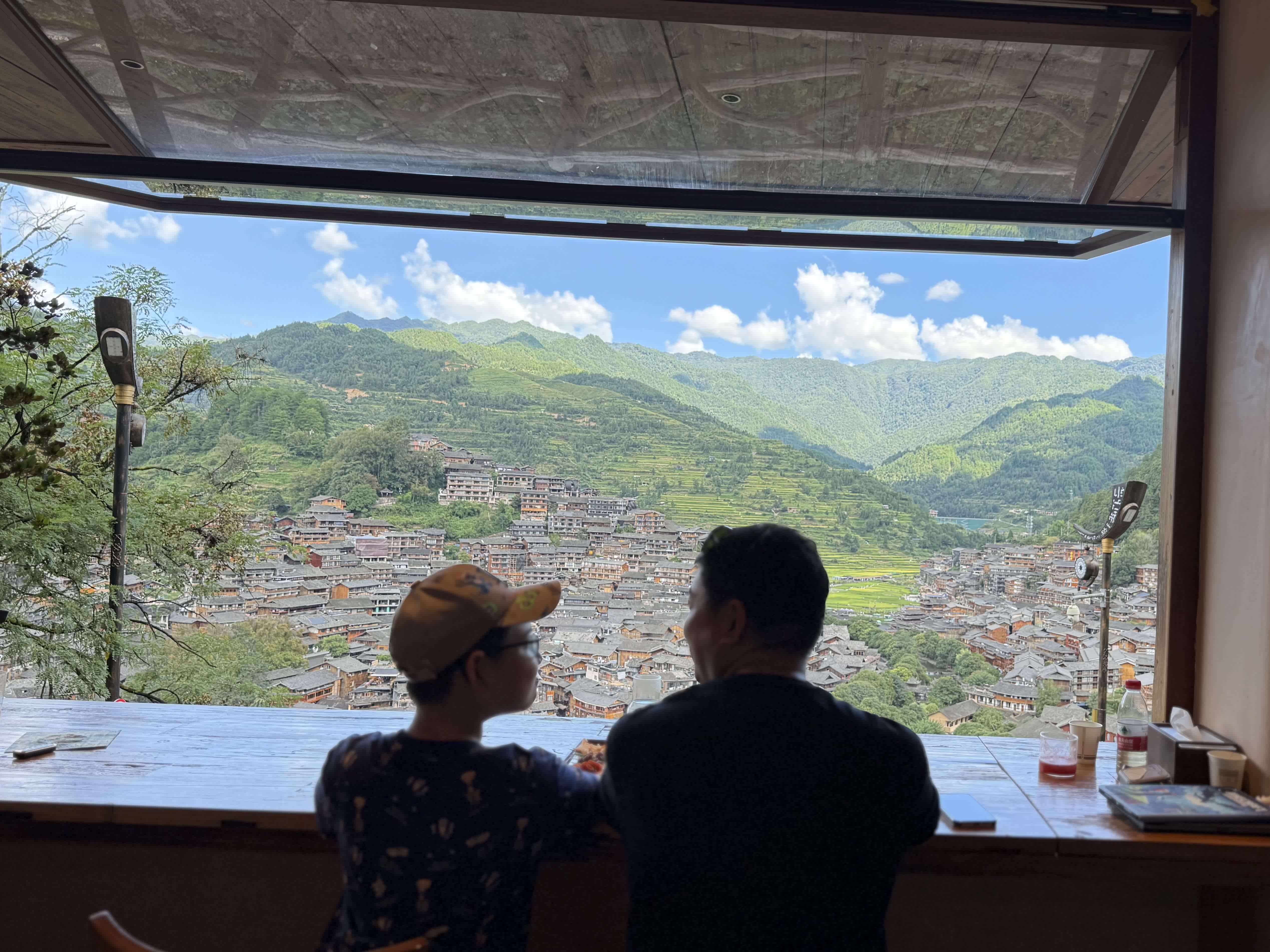 17881693272568.jpg 在西江千户苗寨的一家咖啡馆 咖啡正在欣赏风景 蒋鸿琪:摄.jpg