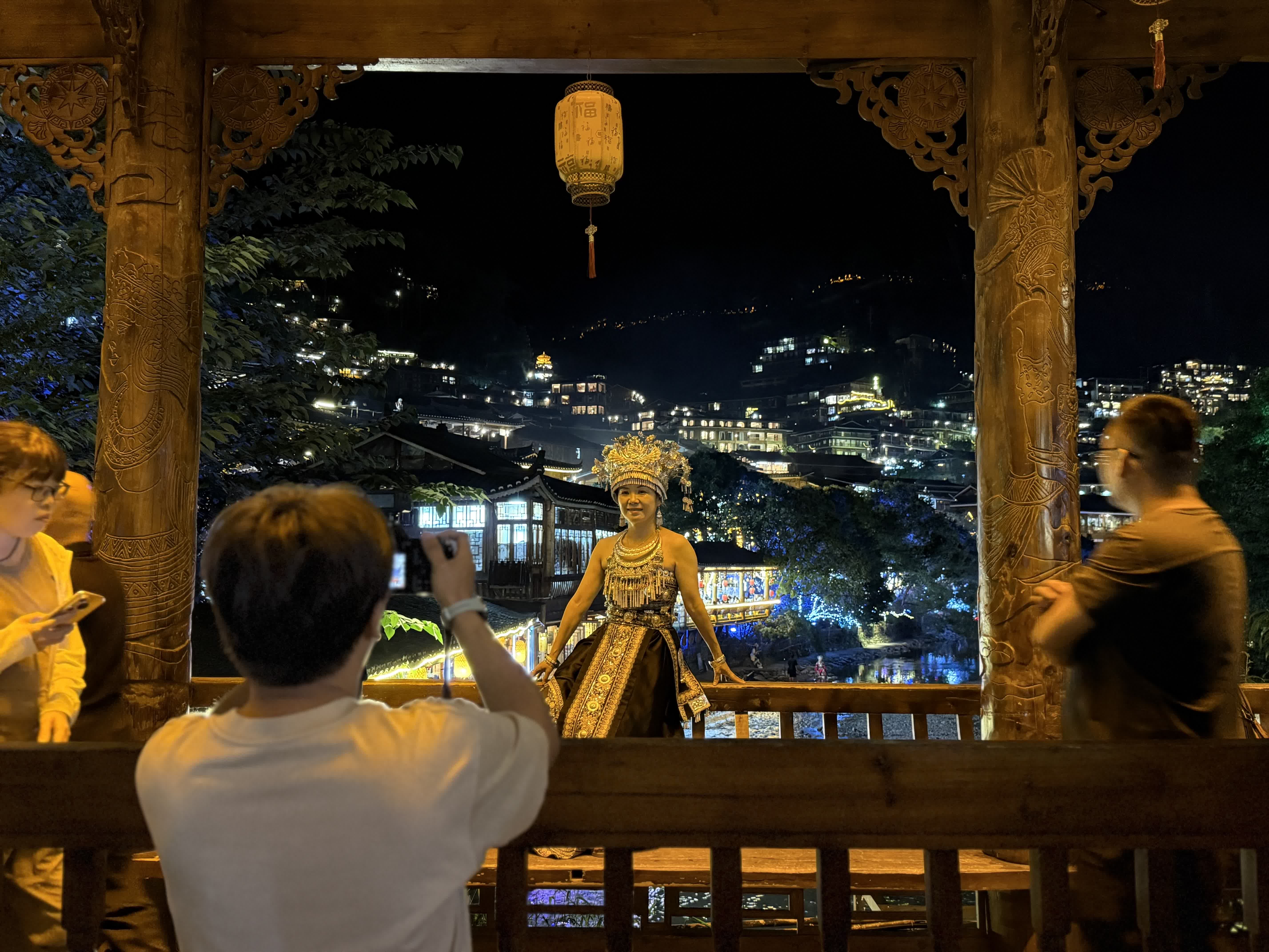 17881693475134.jpg 在西江千户苗寨内 游客正在打卡拍照 蒋鸿琪 摄.jpg