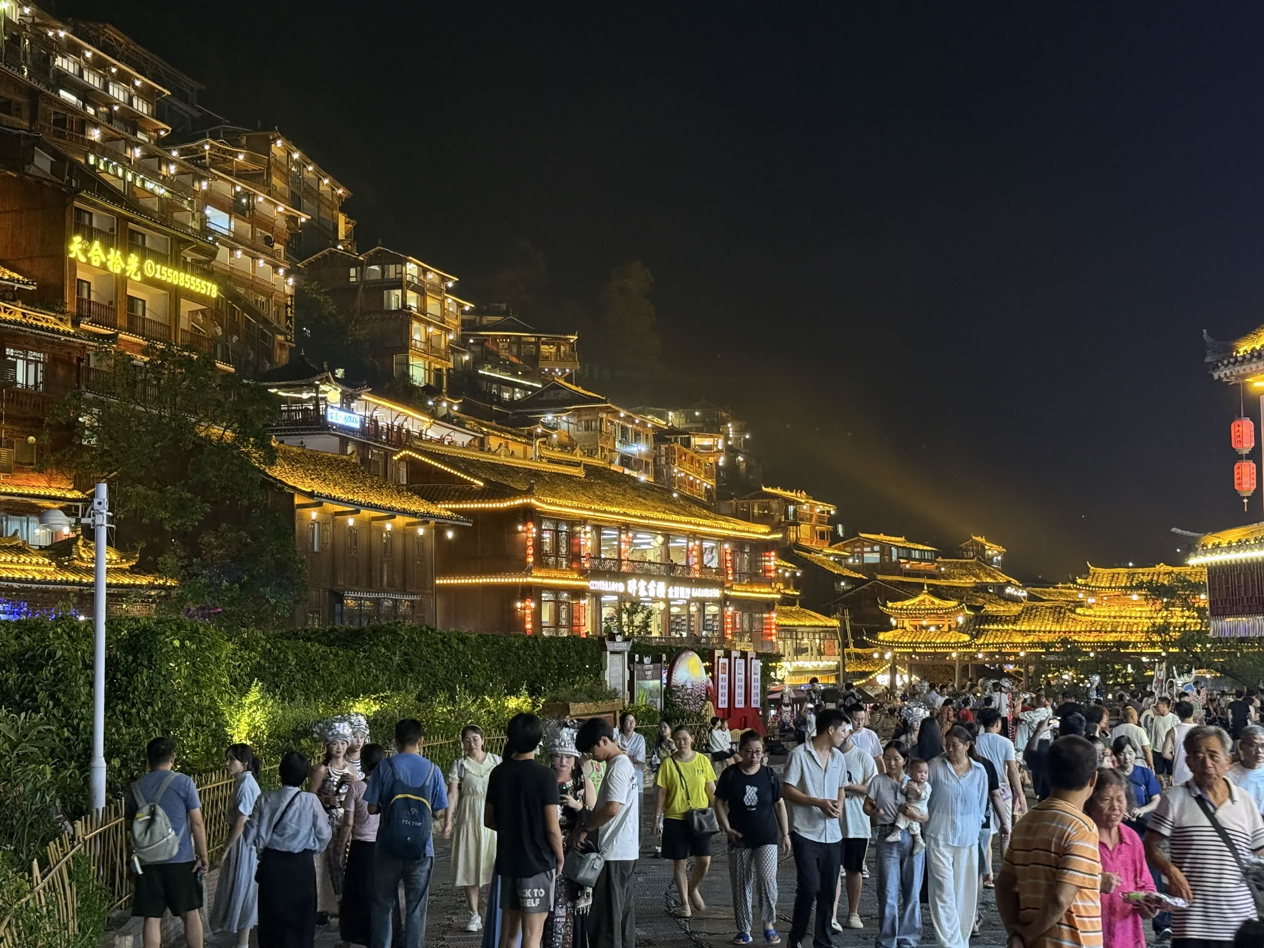 17881693856544.jpg 2025.8.31。暑期期间的西江千户苗寨内 游人如织 蒋鸿琪:摄 jpg 1.jpg