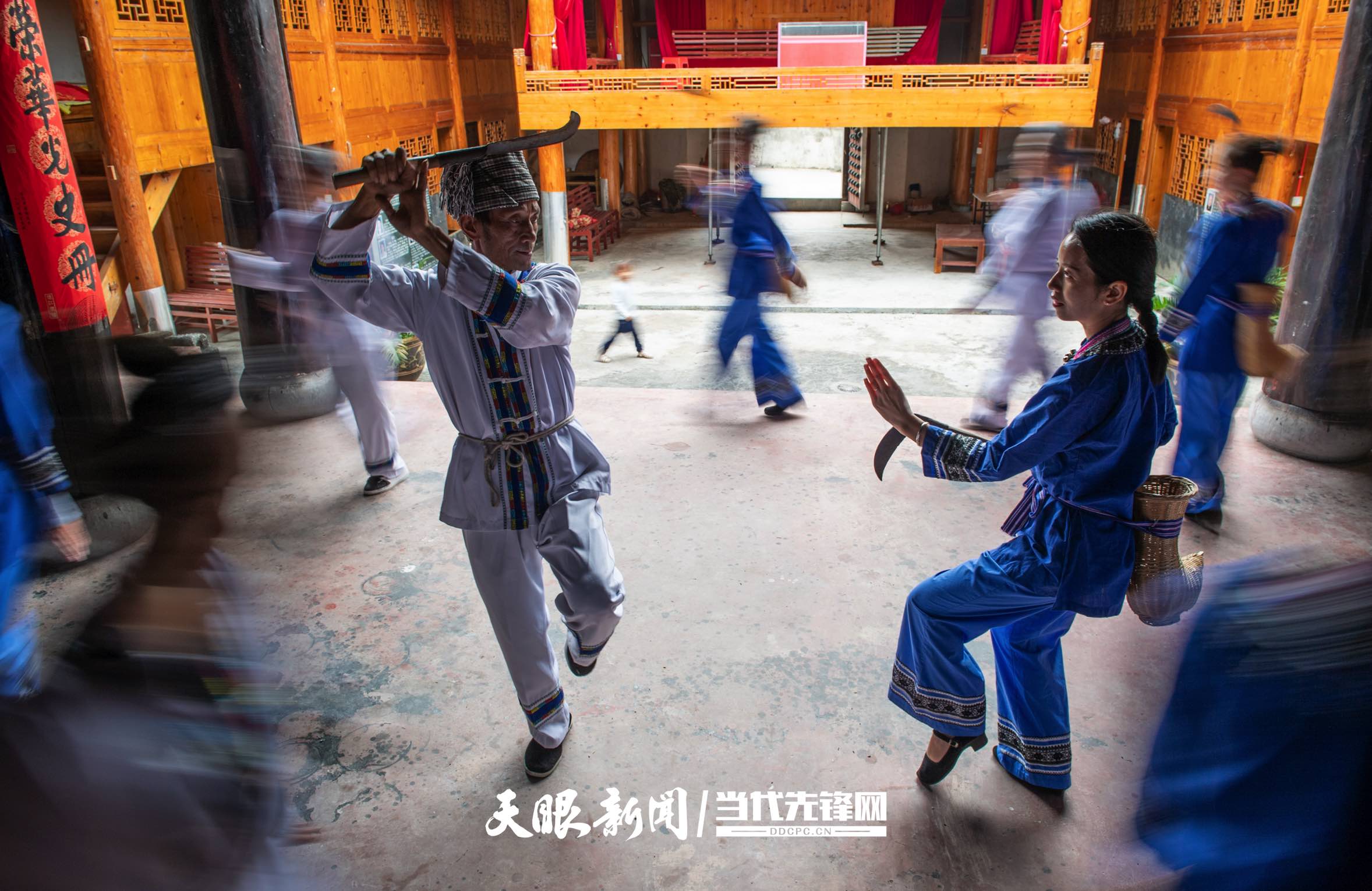 17893547871095.jpg 贵州天柱:侗族农民在训练“勾林” 舞。.jpg