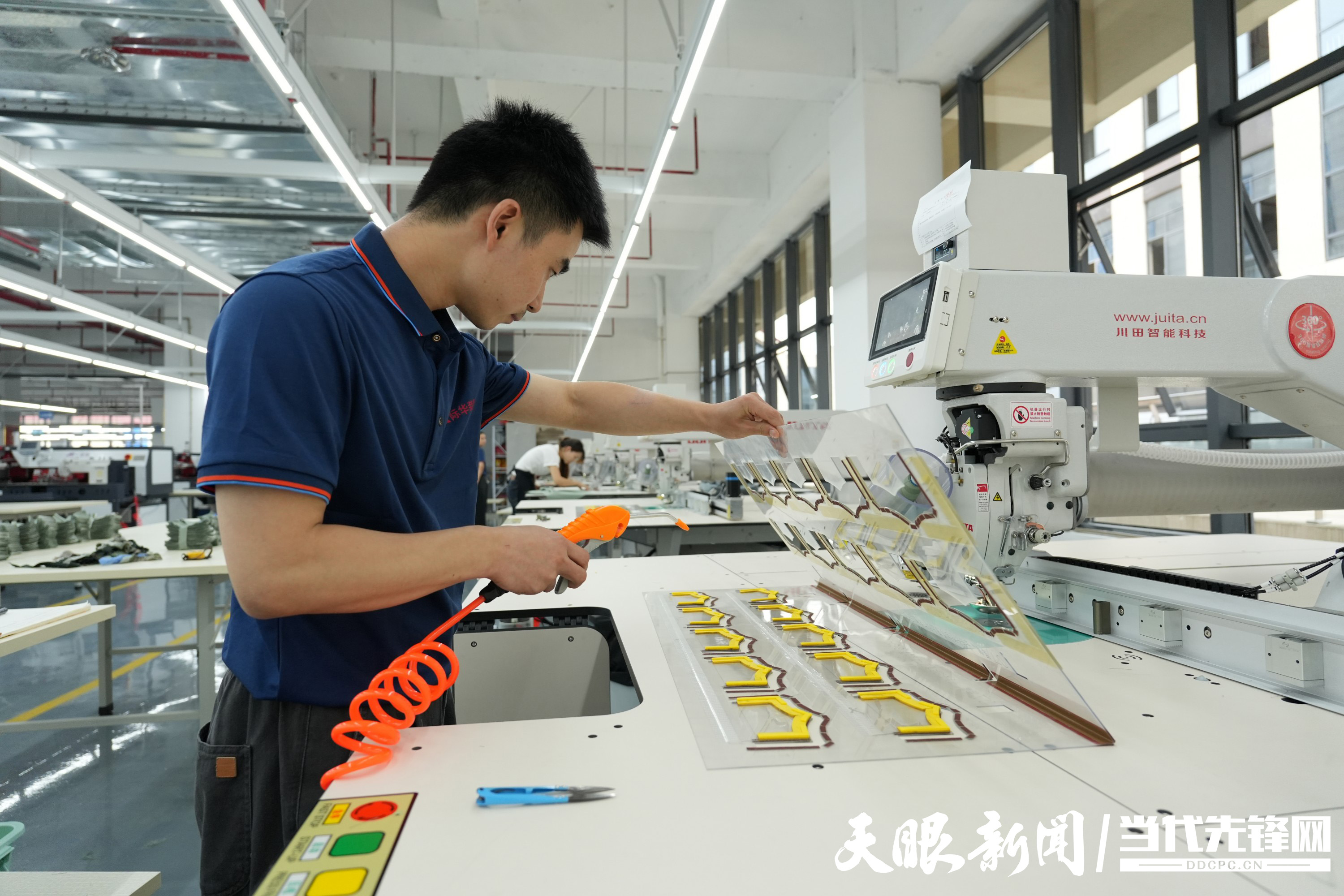 dD0xNzg5NjU3NzI1X3I9YzkzMTVjOGFfdz0xMDgwX3E9MTAwX2U9anBn.webp 际华装备科技有限公司生产车间 郭立 摄.jpg