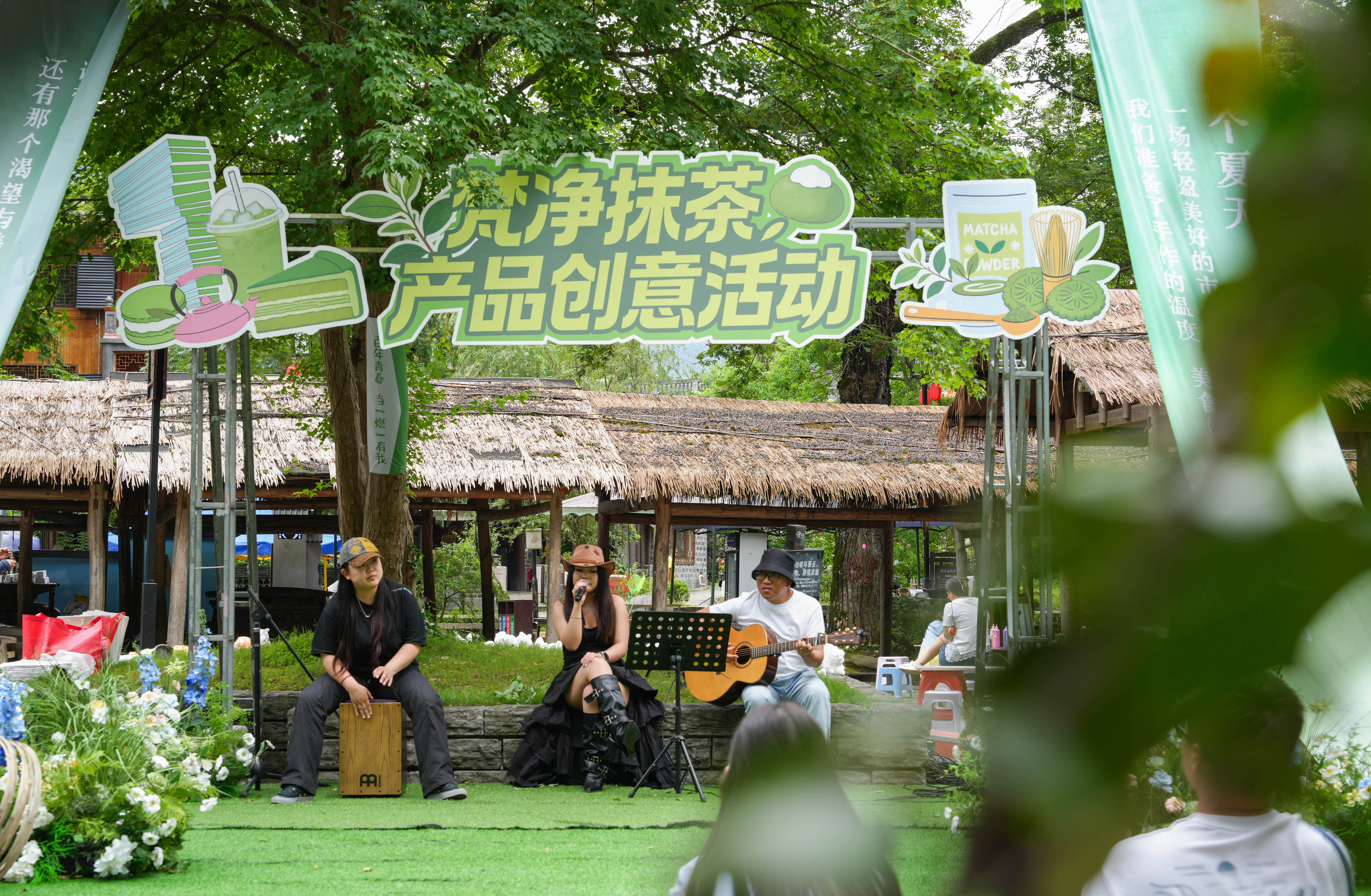 2026年5月30日，在贵州省铜仁市江口县太平镇云舍景区，一支本地乐队正在表演。申逸恺 摄.JPG