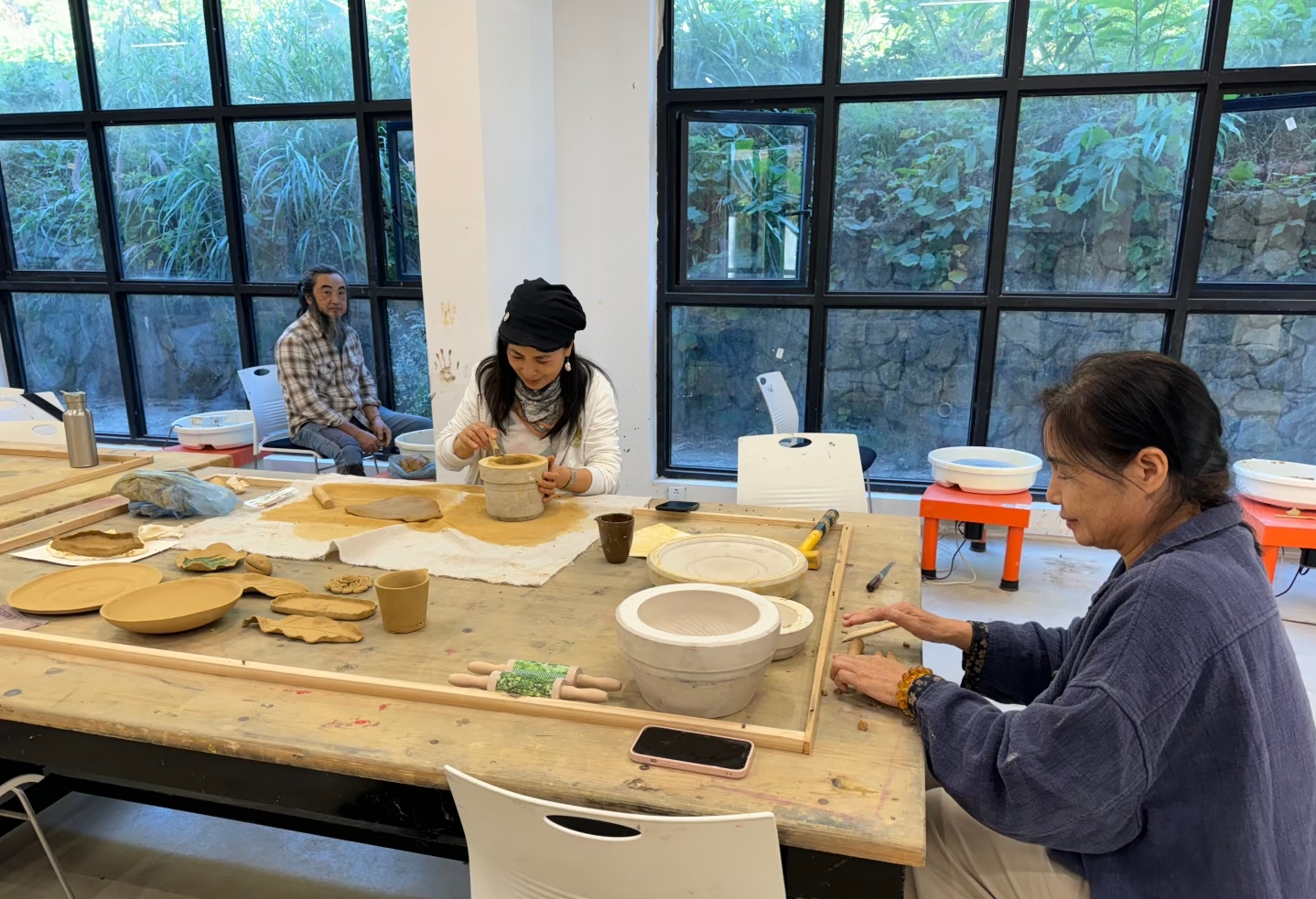 李庆文（右）正在制作陶艺.jpg