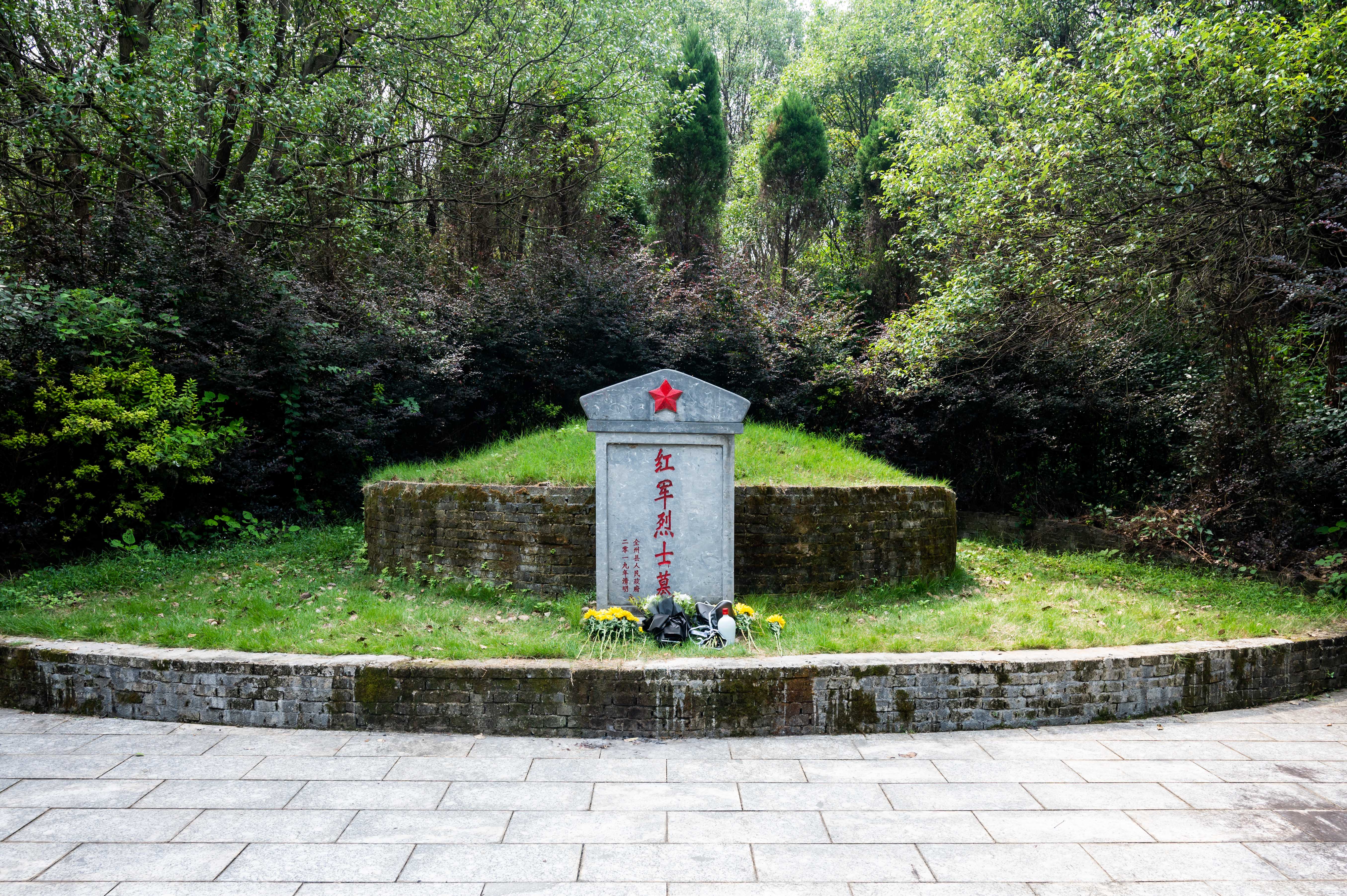 脚山铺阻击战雕塑红军墓.jpg
