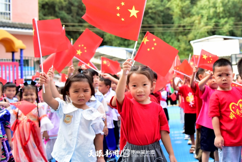 1036706-2026年9月28日，小朋友们在贵州省黔东南苗族侗族自治州从江县第三示范幼儿园挥国旗迎接祖国的生日。.JPG