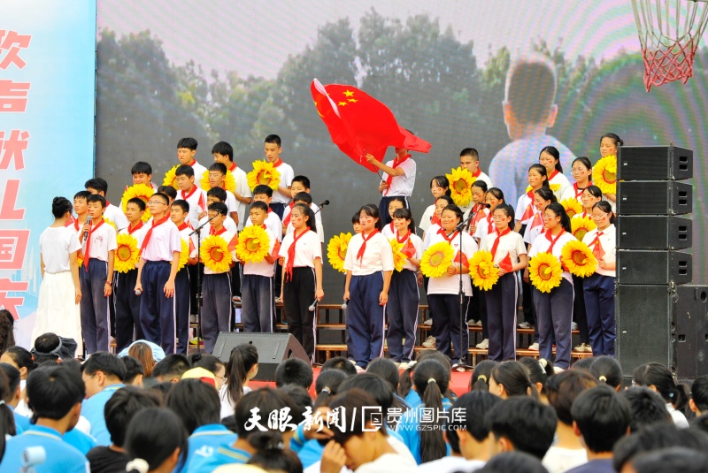 1037174-9月29日，贵阳市第十五中学全体师生齐聚运动场，拉开“歌声献礼国庆，运动绽放青春”主题系列活动的帷幕。.JPG