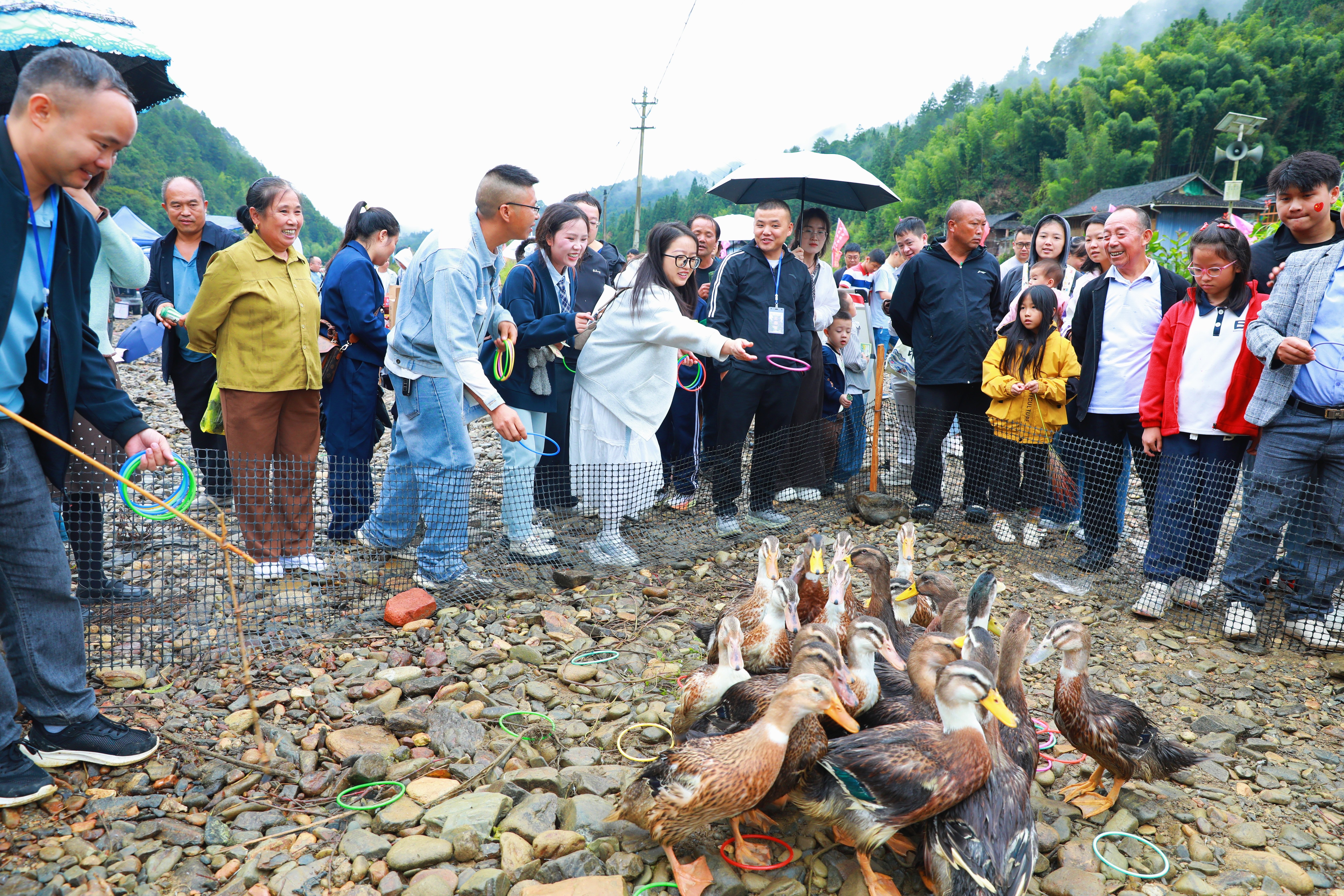17910026212005.jpg 剑河县太拥镇昂英村开渔节活动现场。剑河县融媒体中心 供图 (14).jpg