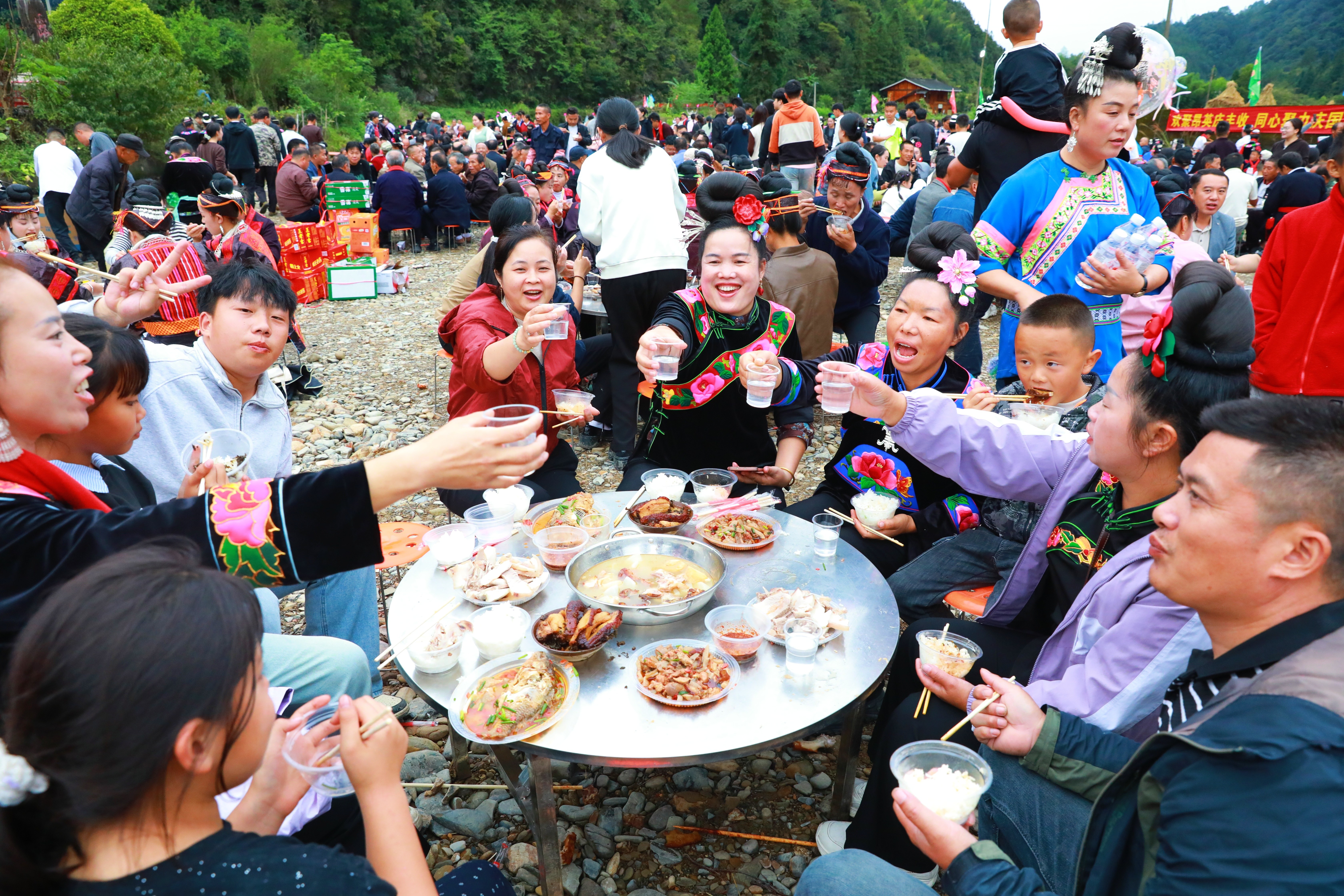 17910027812500.jpg 剑河县太拥镇昂英村开渔节活动现场。剑河县融媒体中心 供图 (13).jpg