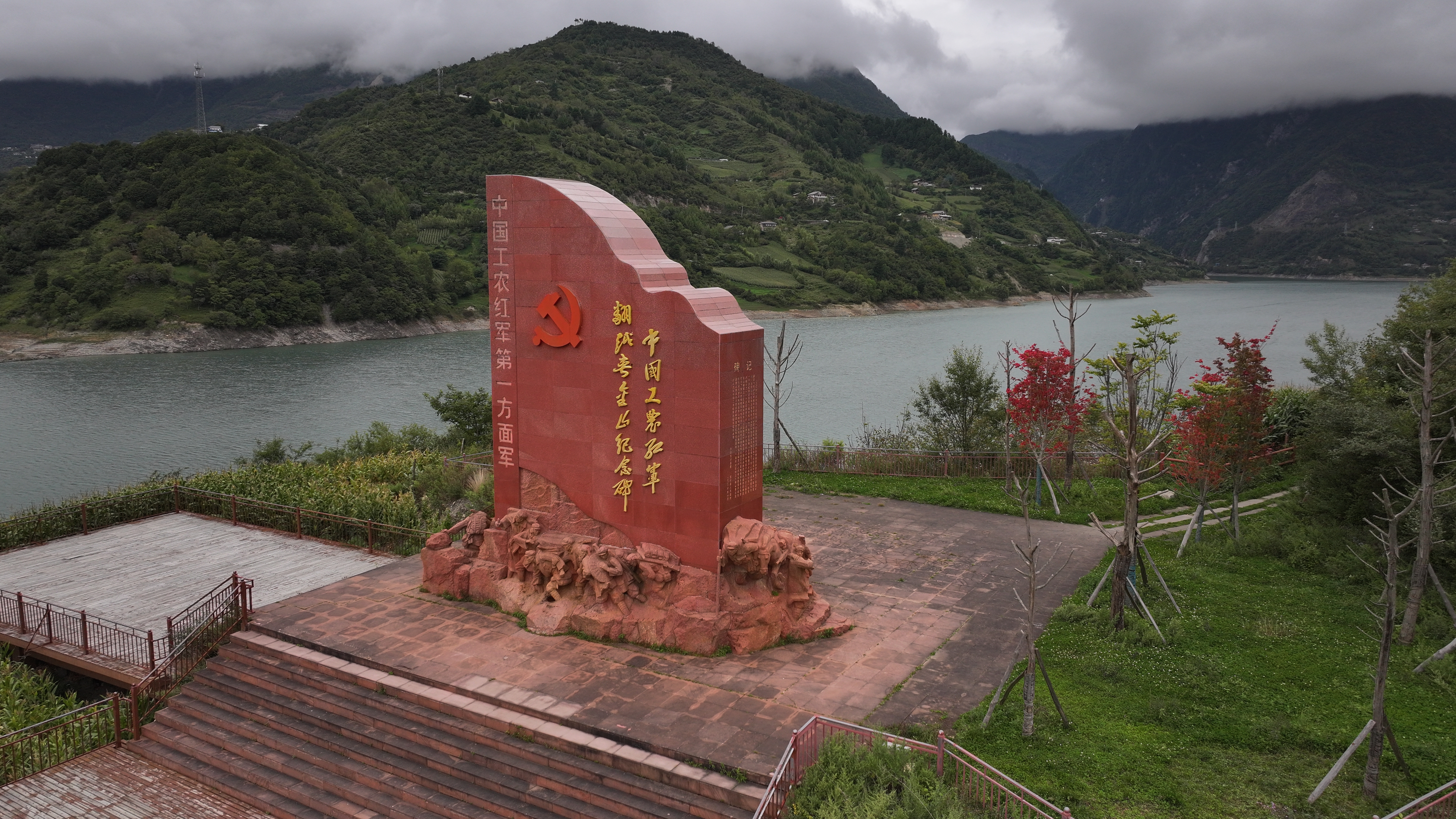硗碛湖畔，中国工农红军翻越夹金山纪念碑雄壮挺立.JPG