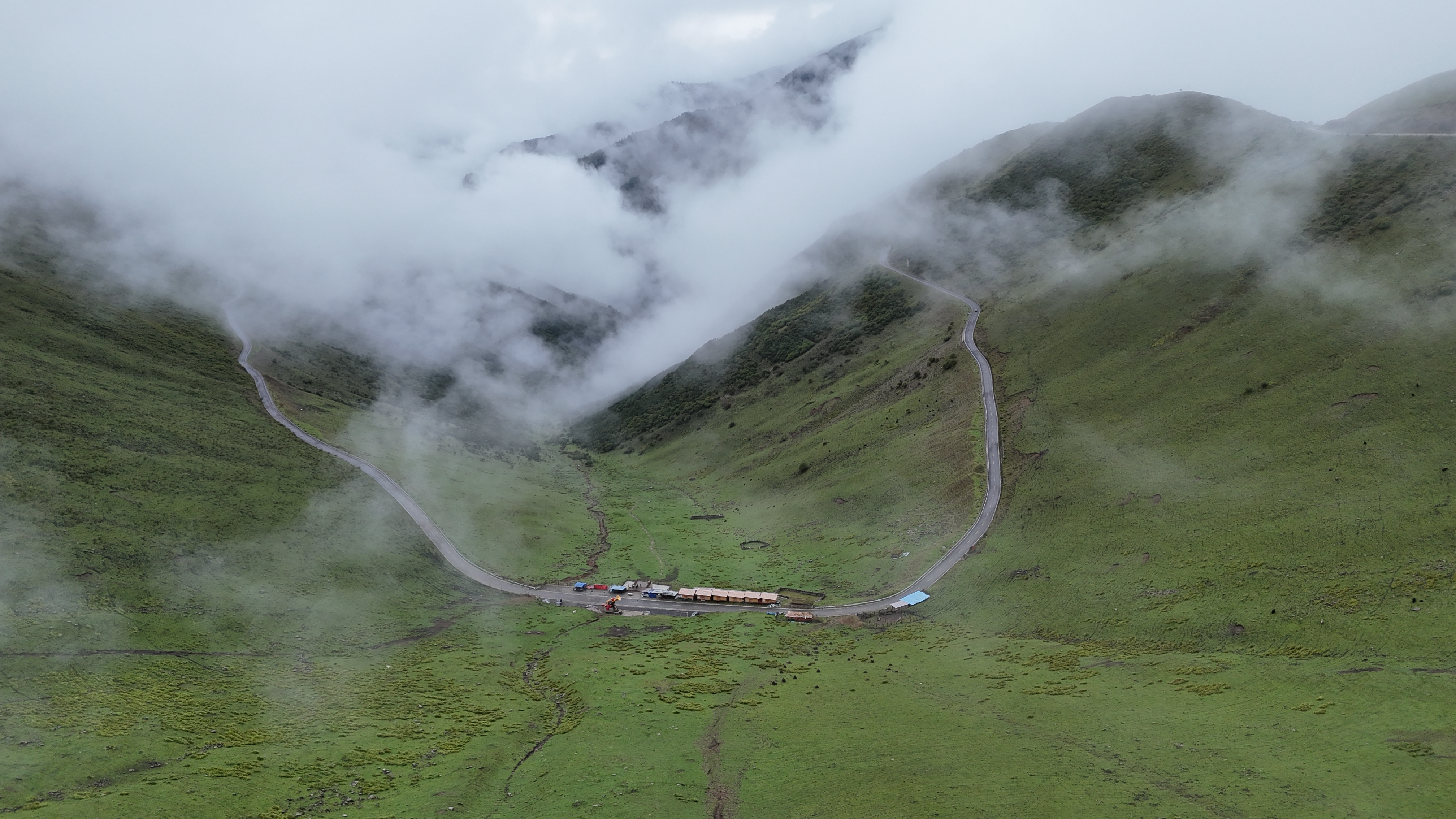 夹金山半山腰，云在脚下，山在云上.JPG