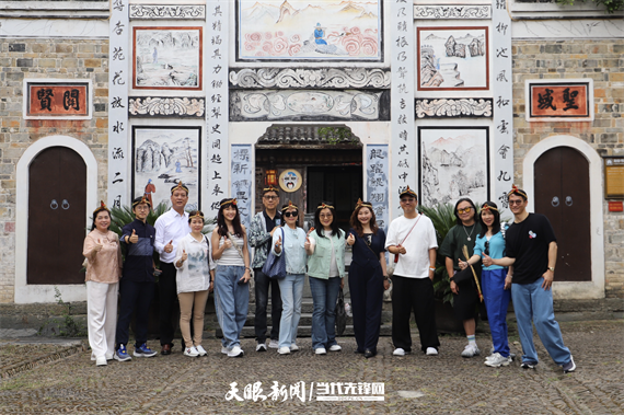 17917109725119.png 260820香港游客在隆里古城 (1).png
