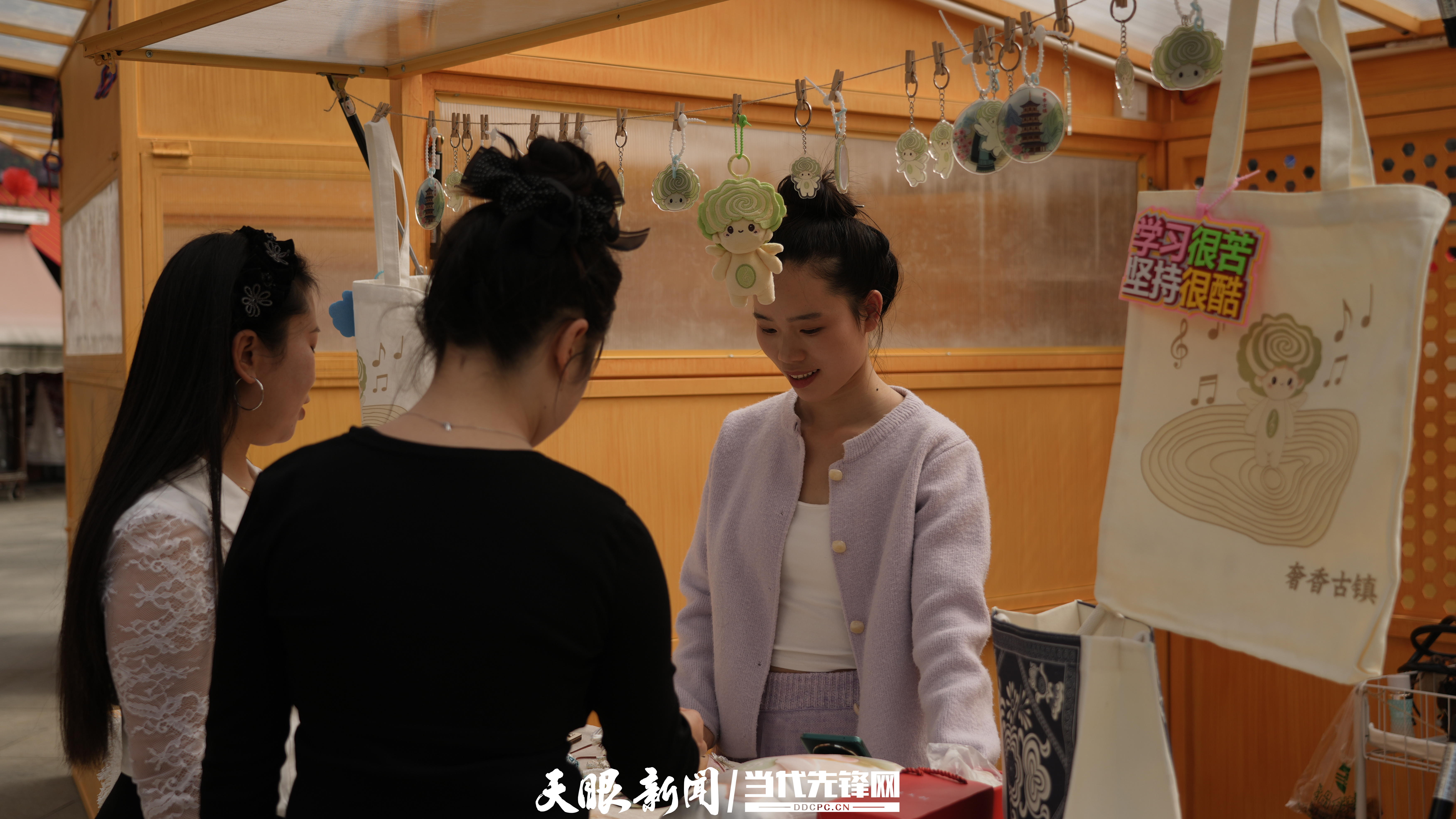 周慈先正在给客人介绍自己的产品。陈祖嘉 摄.jpg