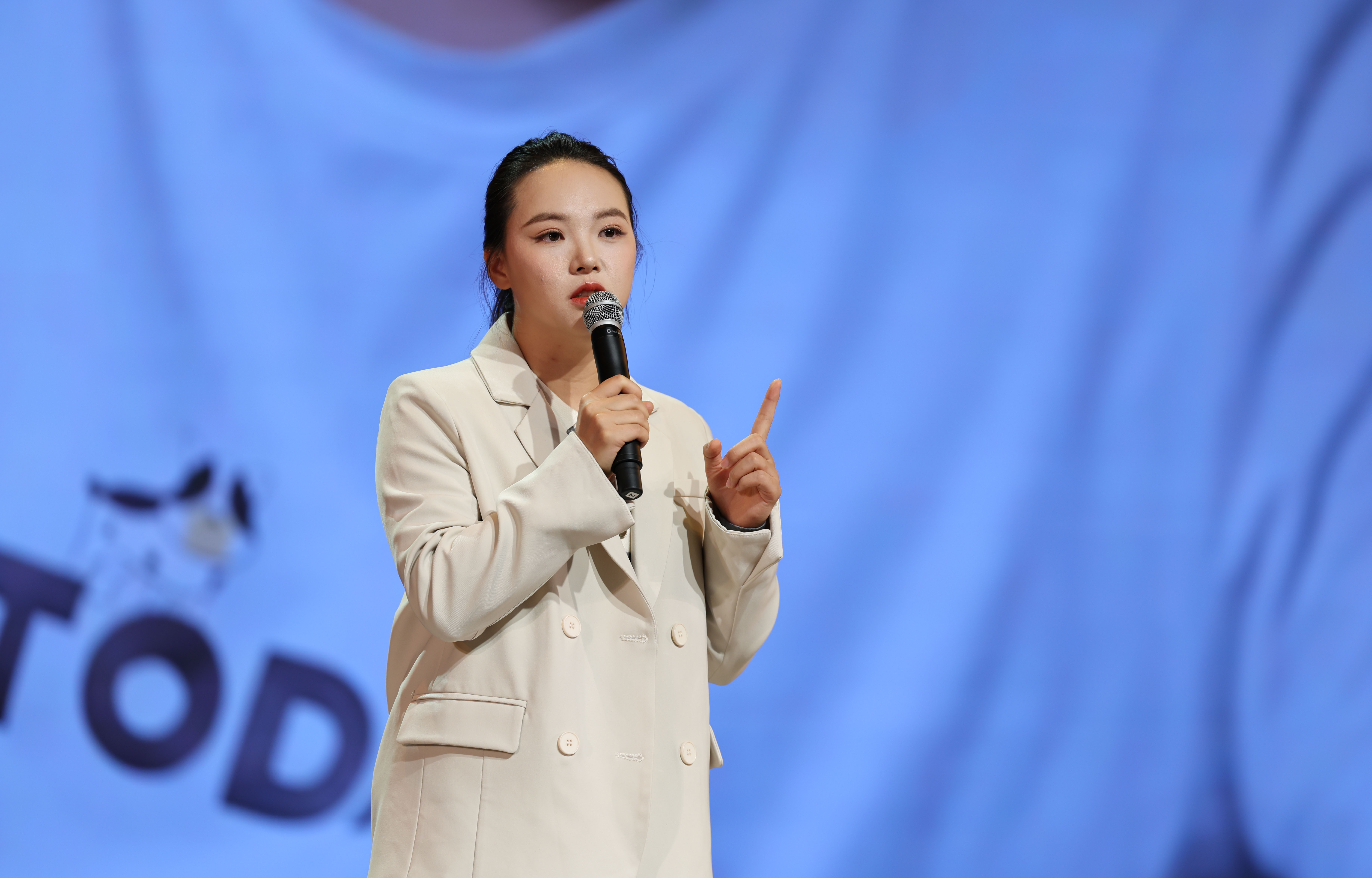 17919814828823.JPG A杜富佳在会上分享自己的故事(邱凌峰 摄).JPG