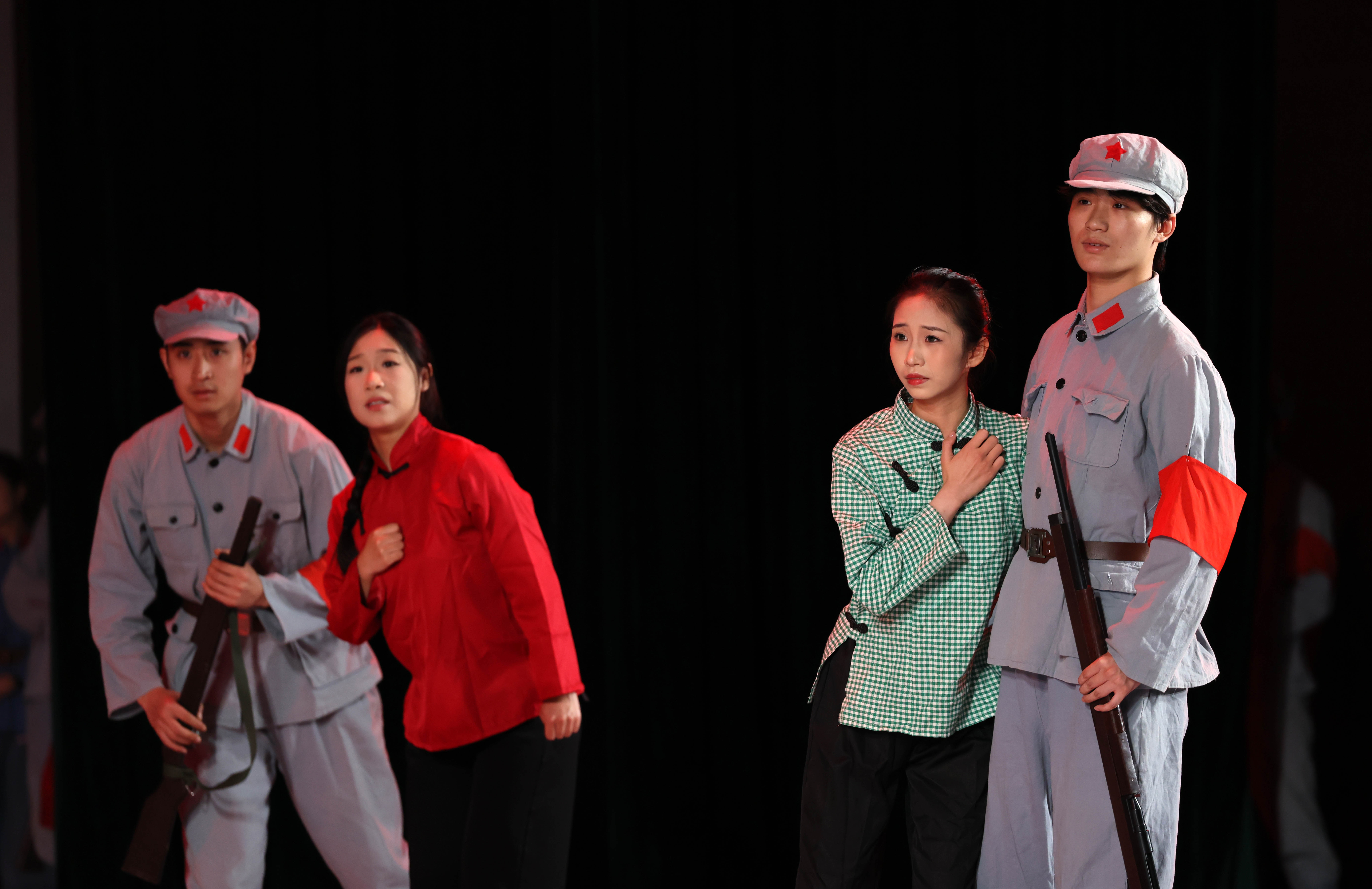 现场精彩的文艺表演 (2)(邱凌峰 摄）.JPG