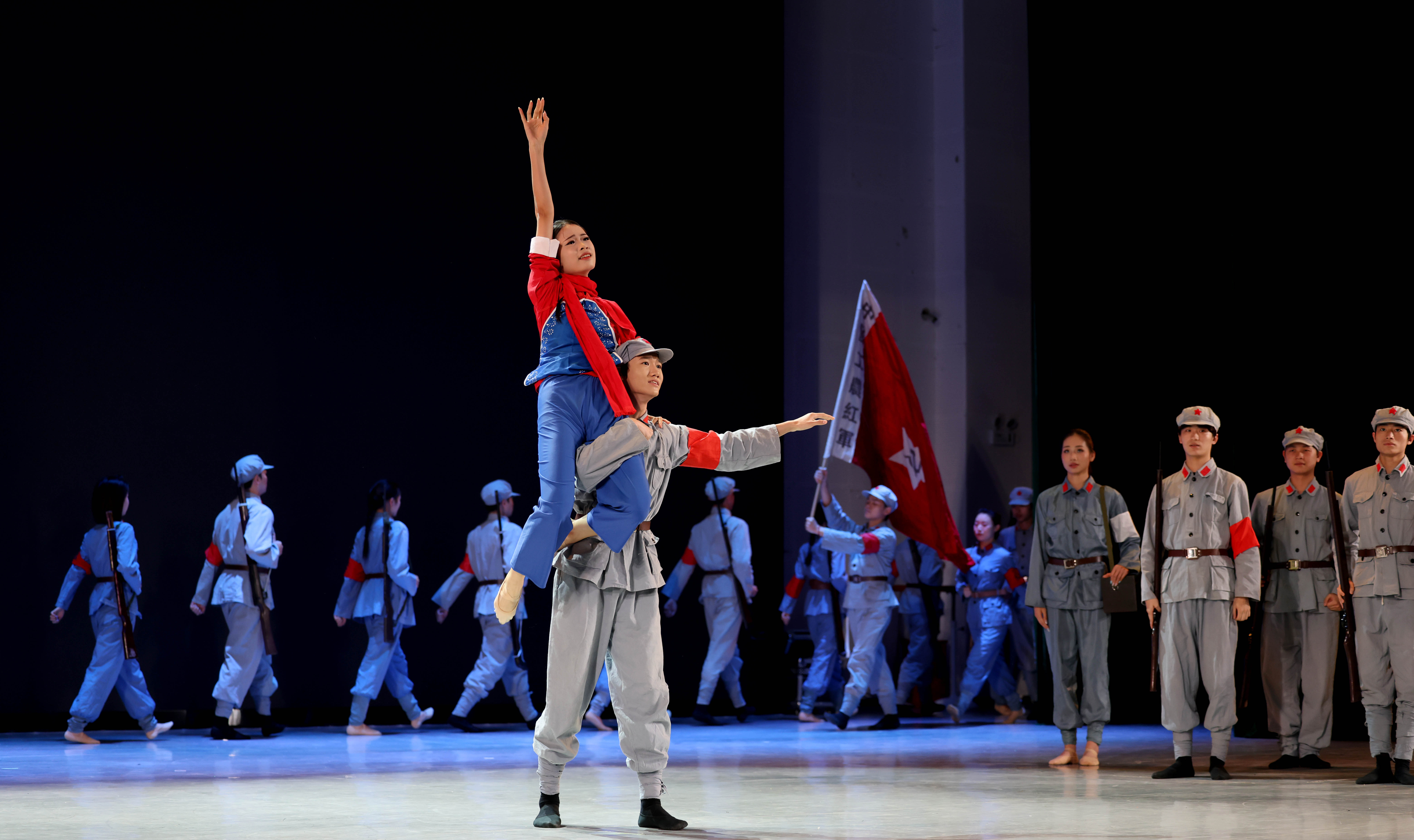 现场精彩的文艺表演(邱凌峰 摄）.JPG