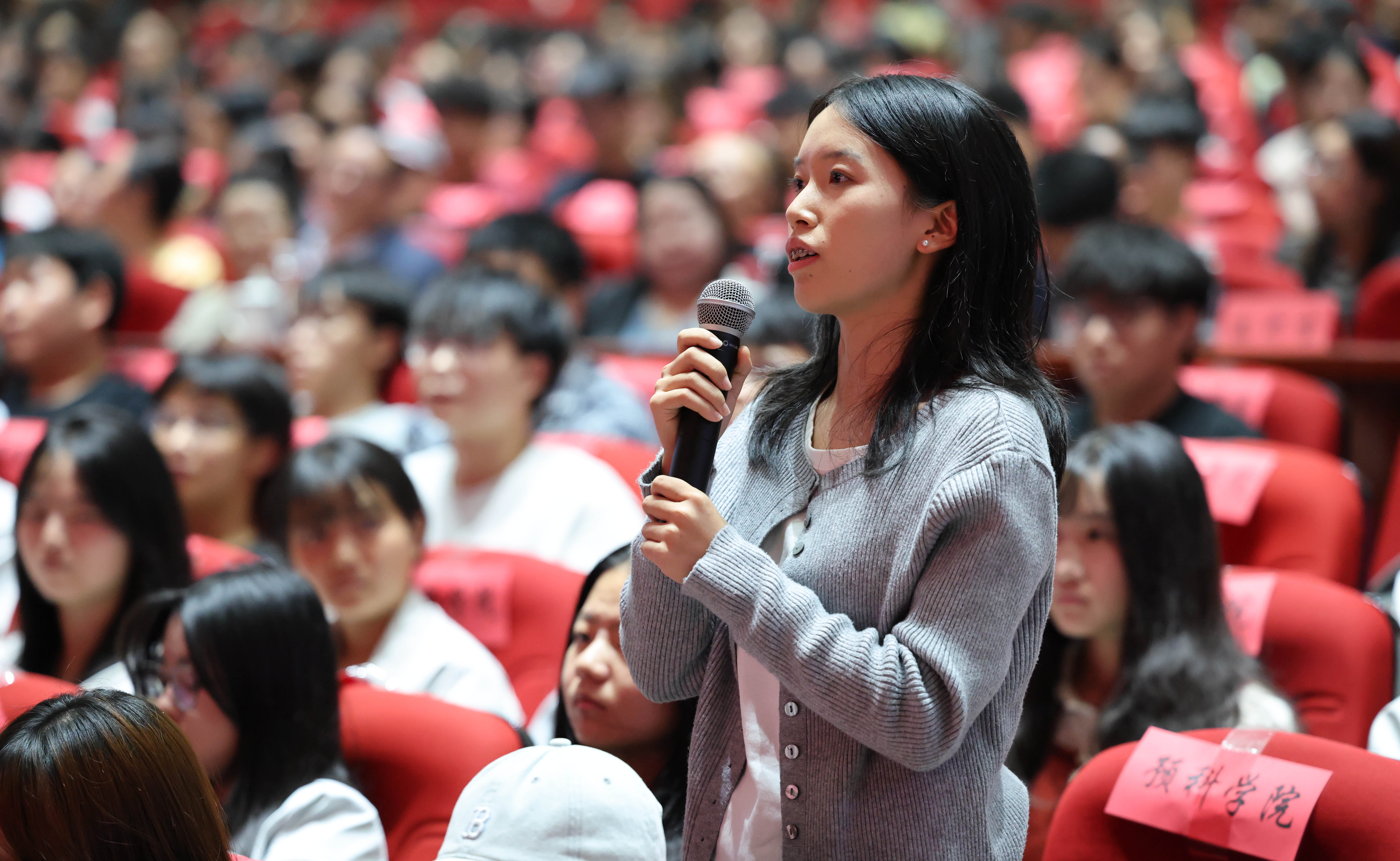 现场学生积极和嘉宾互动(邱凌峰 摄）.JPG