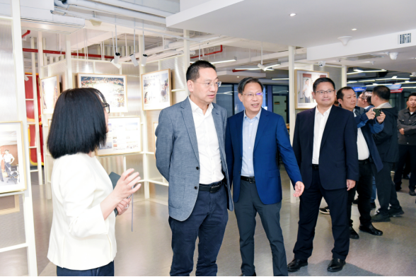 解放日报社社长陈颂清一行到贵州日报考察调研